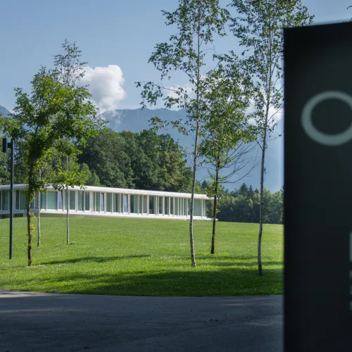 Panoramska fotografija upravne stavbe Nogometne zveze Slovenije na Brdu pri Kranju.