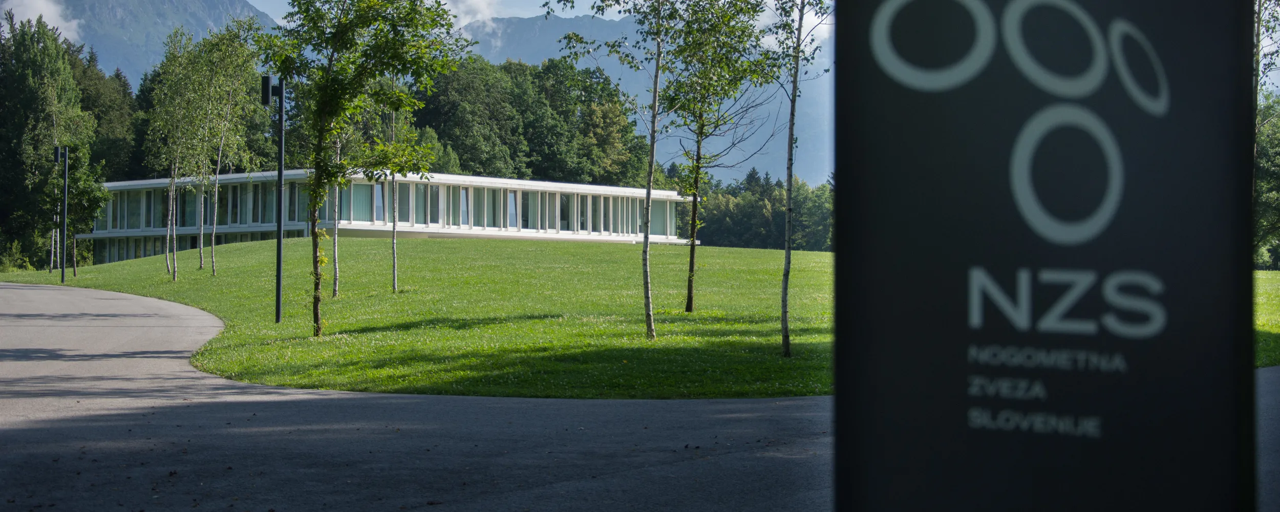 Panoramska fotografija upravne stavbe Nogometne zveze Slovenije na Brdu pri Kranju.